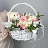 Корзина с игрушкой и цветами