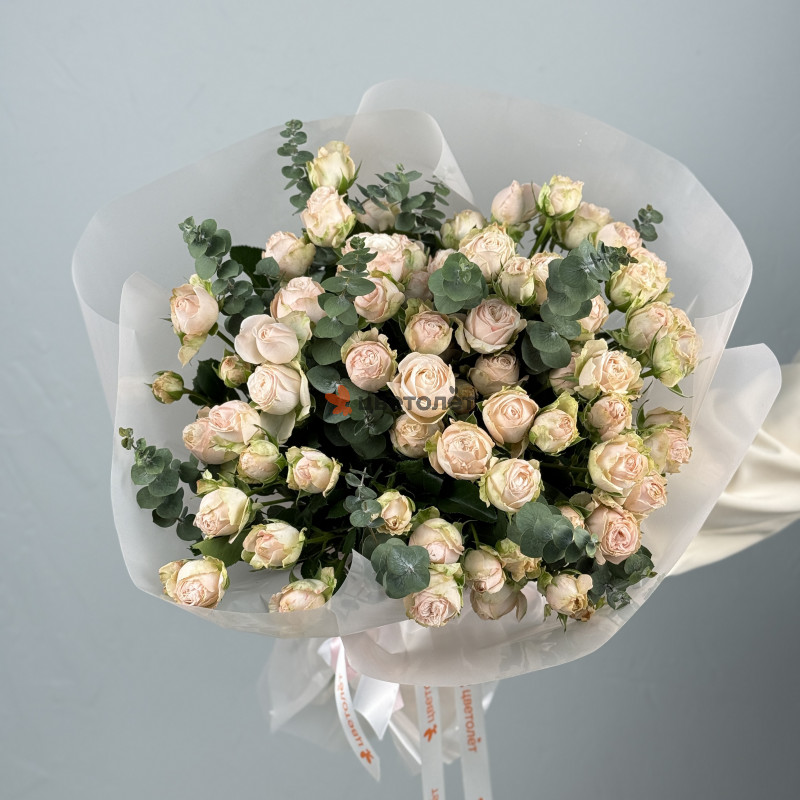Нежный букет из 15 кустовых роз